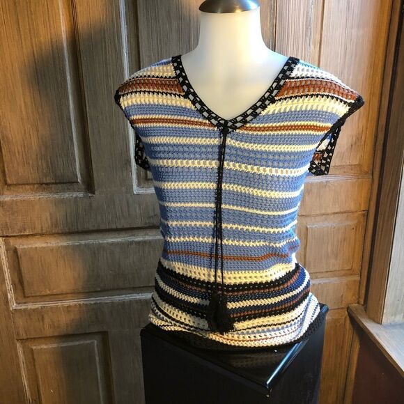 New York and Co Sleeveless Sweater   - Picture 1 of 6